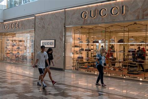 outlet brand operante nel settore del luxury sportwear outwear gucci|gucci outlet price guide.